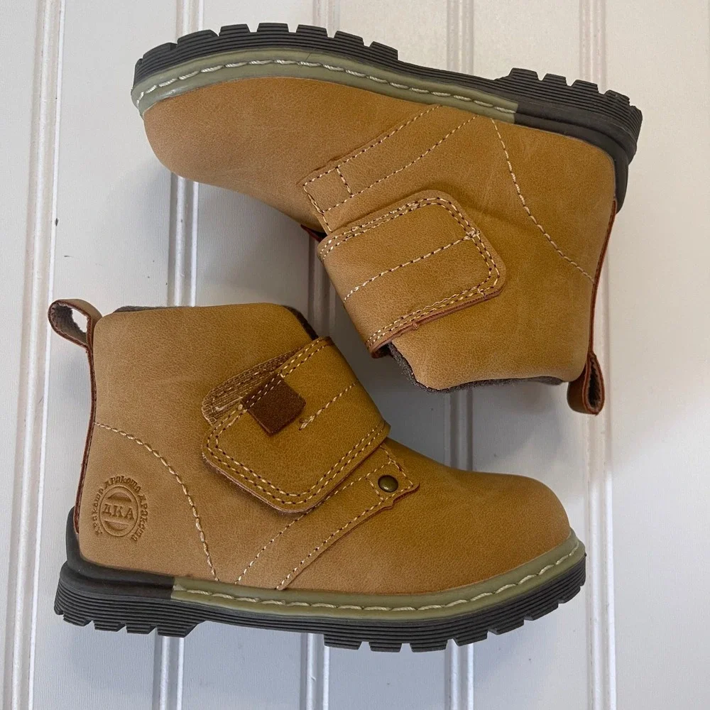 NWOT Apakowa Toddler Boys Tan Ankle Boots Hook Loop Strap 22 EU 6 US Rugged Lug
